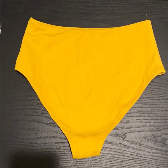 Small highwaisted Mustard Cupshe ruffle bikini set - Picture 4 of 6